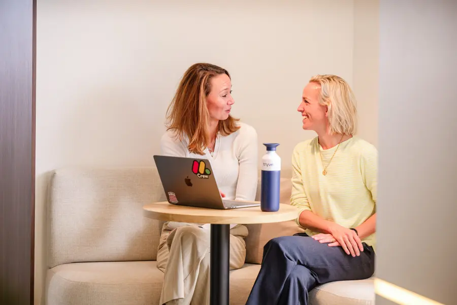Twee Tryve-collega's in overleg