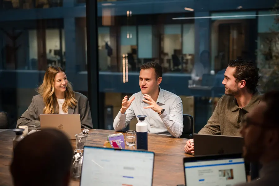 Tryve-consultants bespreken optimalisaties met een klant