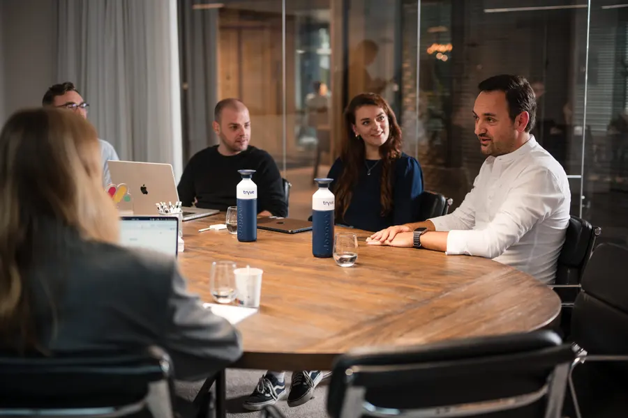 Een Tryve-consultant begeleidt een team bij het optimaliseren van monday.com