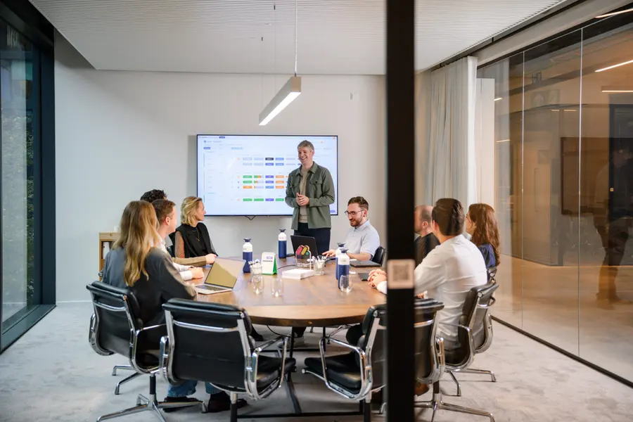 Een Tryve-consultant presenteert een monday.com portfolio aan een klantenteam