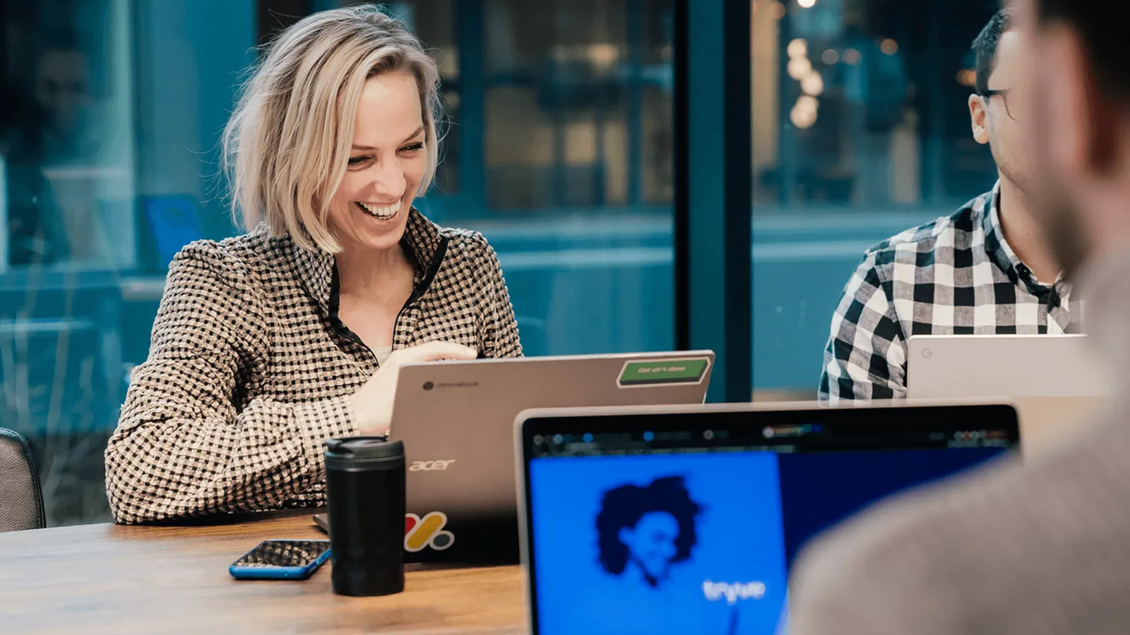Een e-commerceteam werkt samen in monday.com