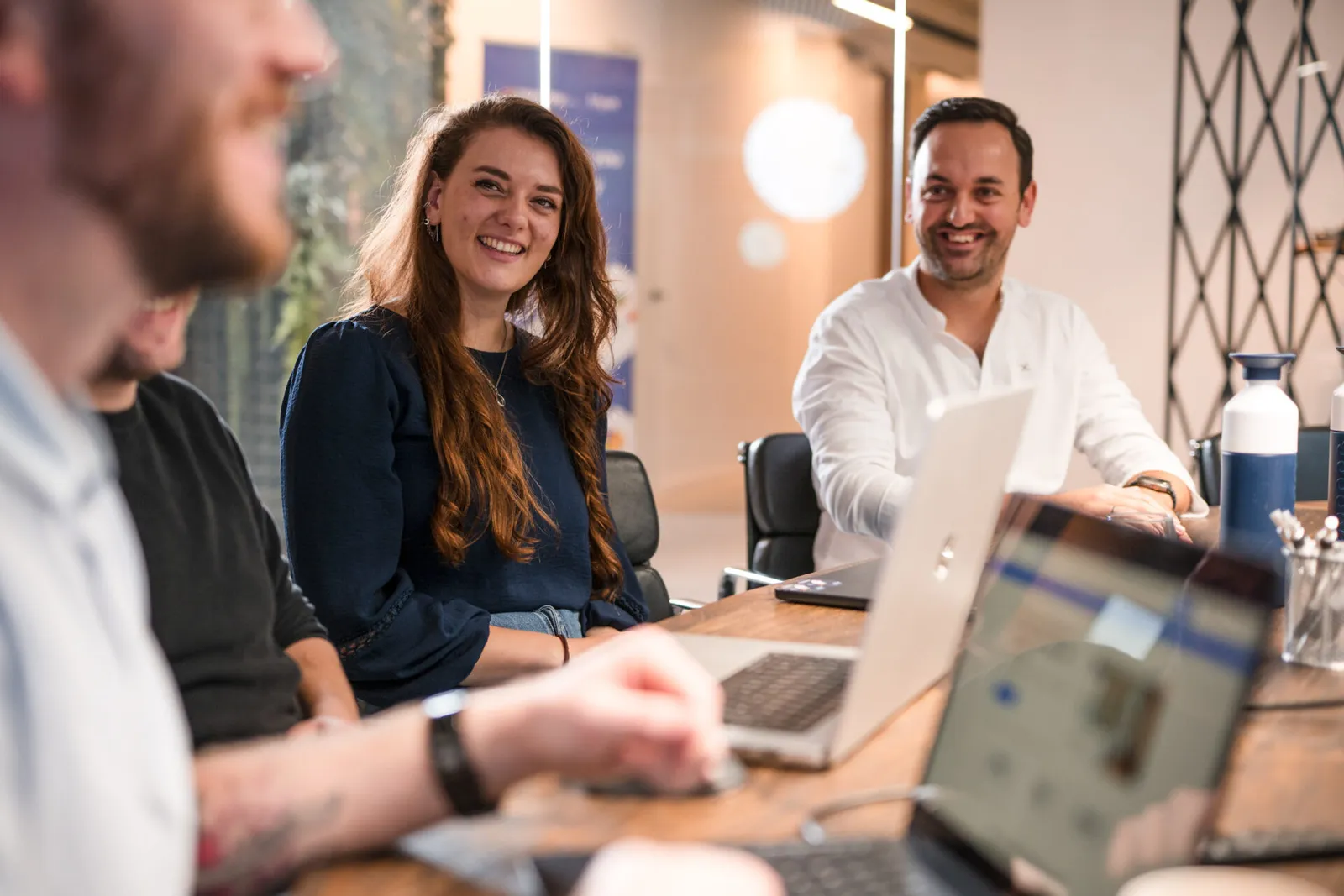 Een Tryve-consultant overloopt een eventproject met een klant